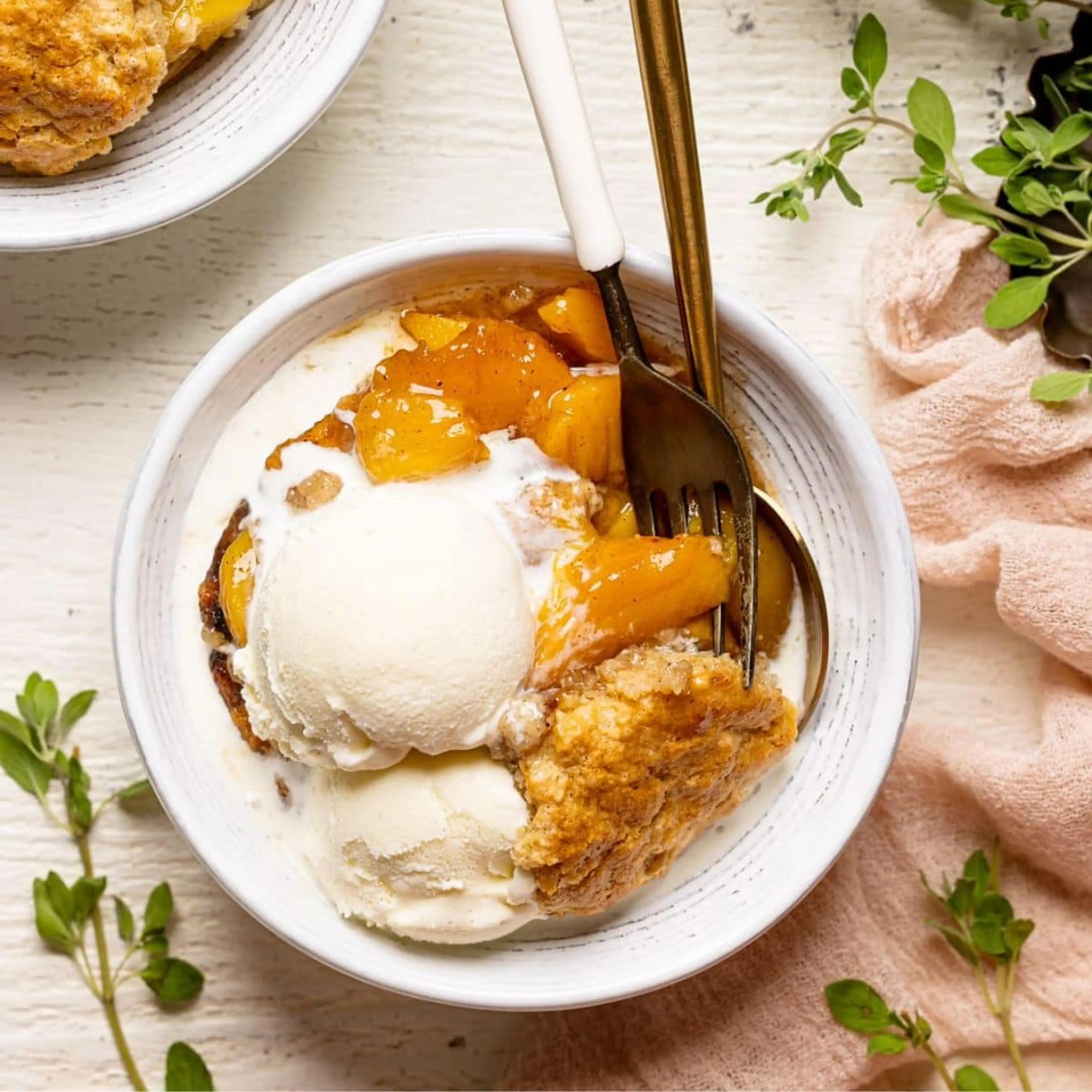 Easy Southern Peach Cobbler [with Canned Peaches]