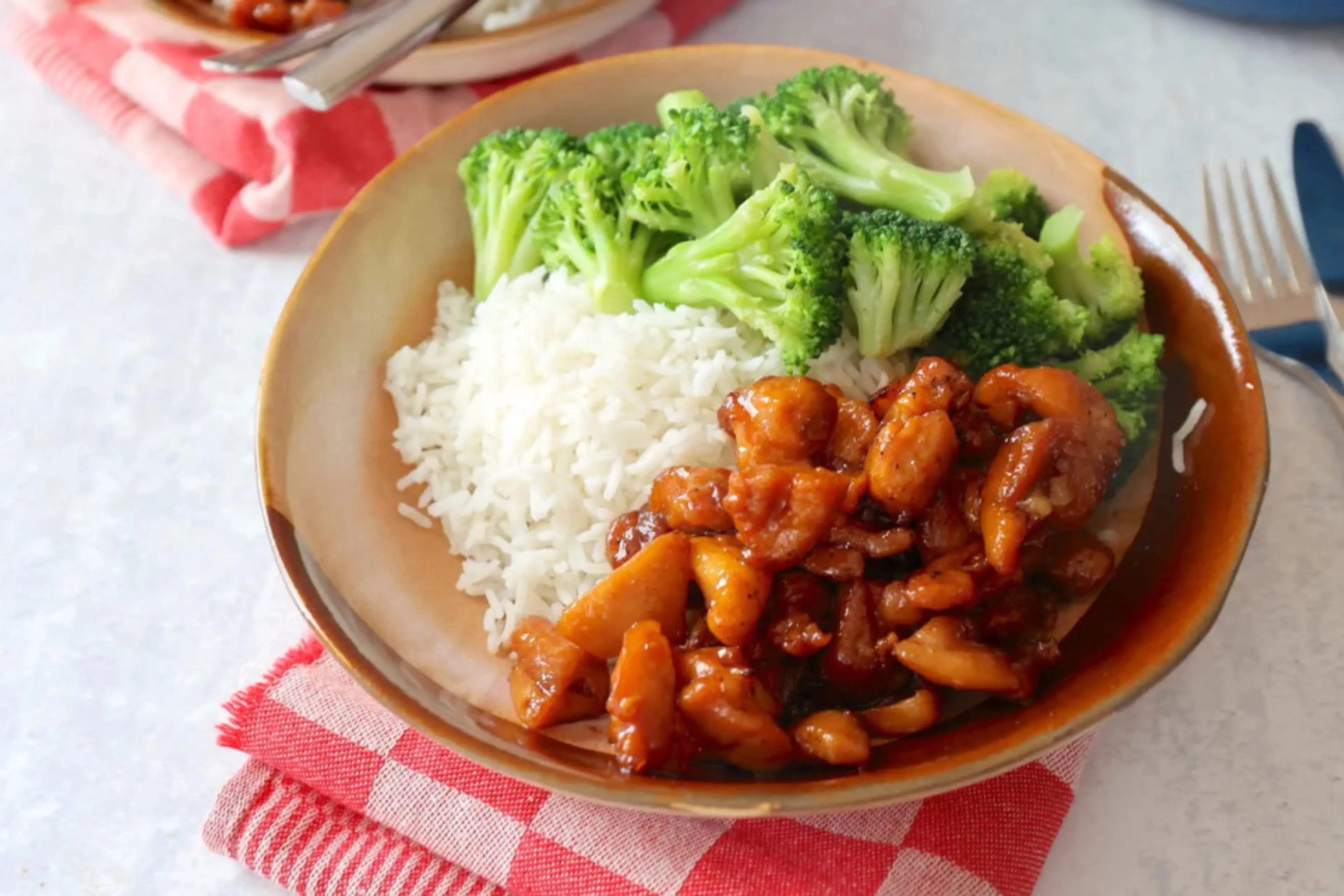 Sticky chicken met rijst en broccoli