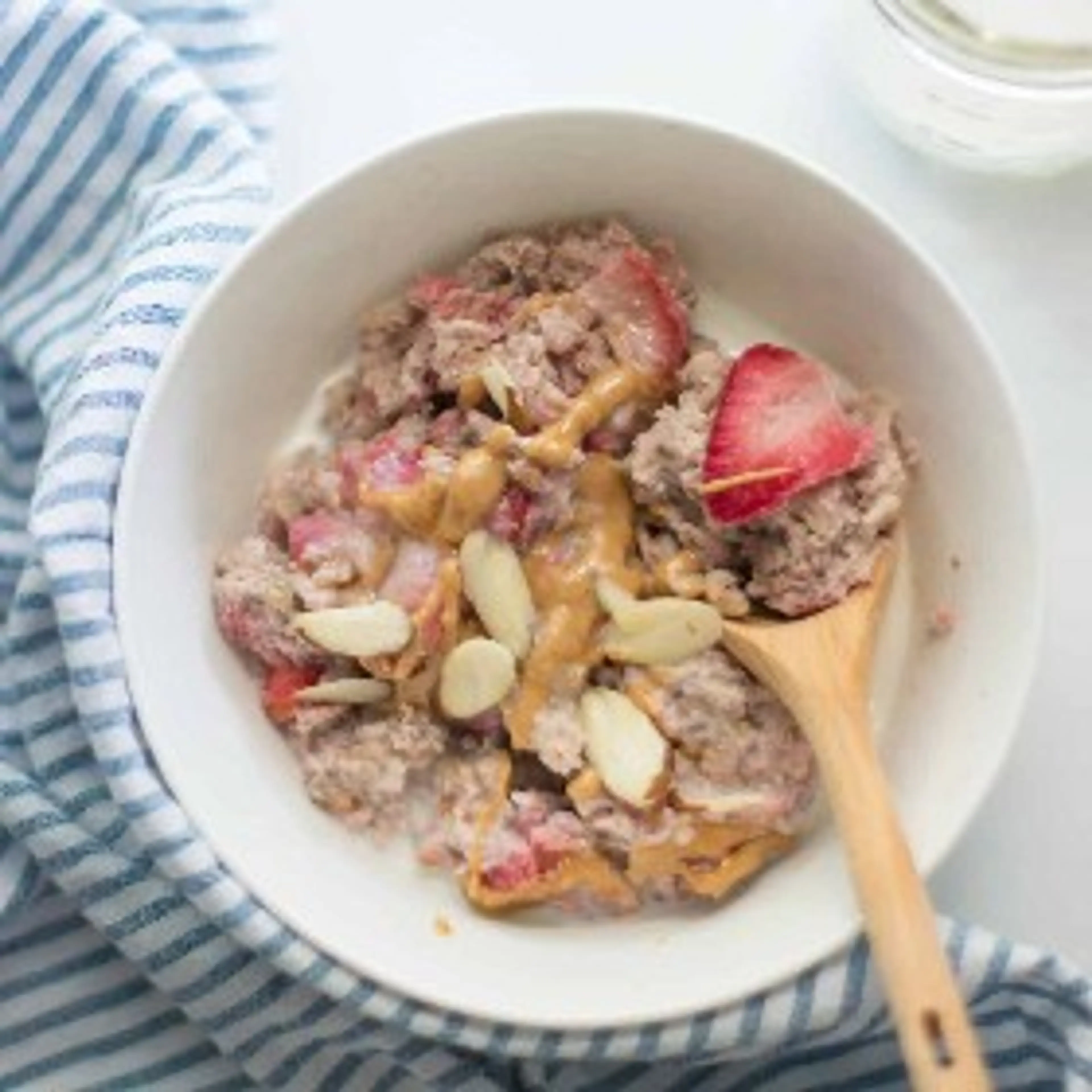 Easy Strawberry Banana Baked Oatmeal