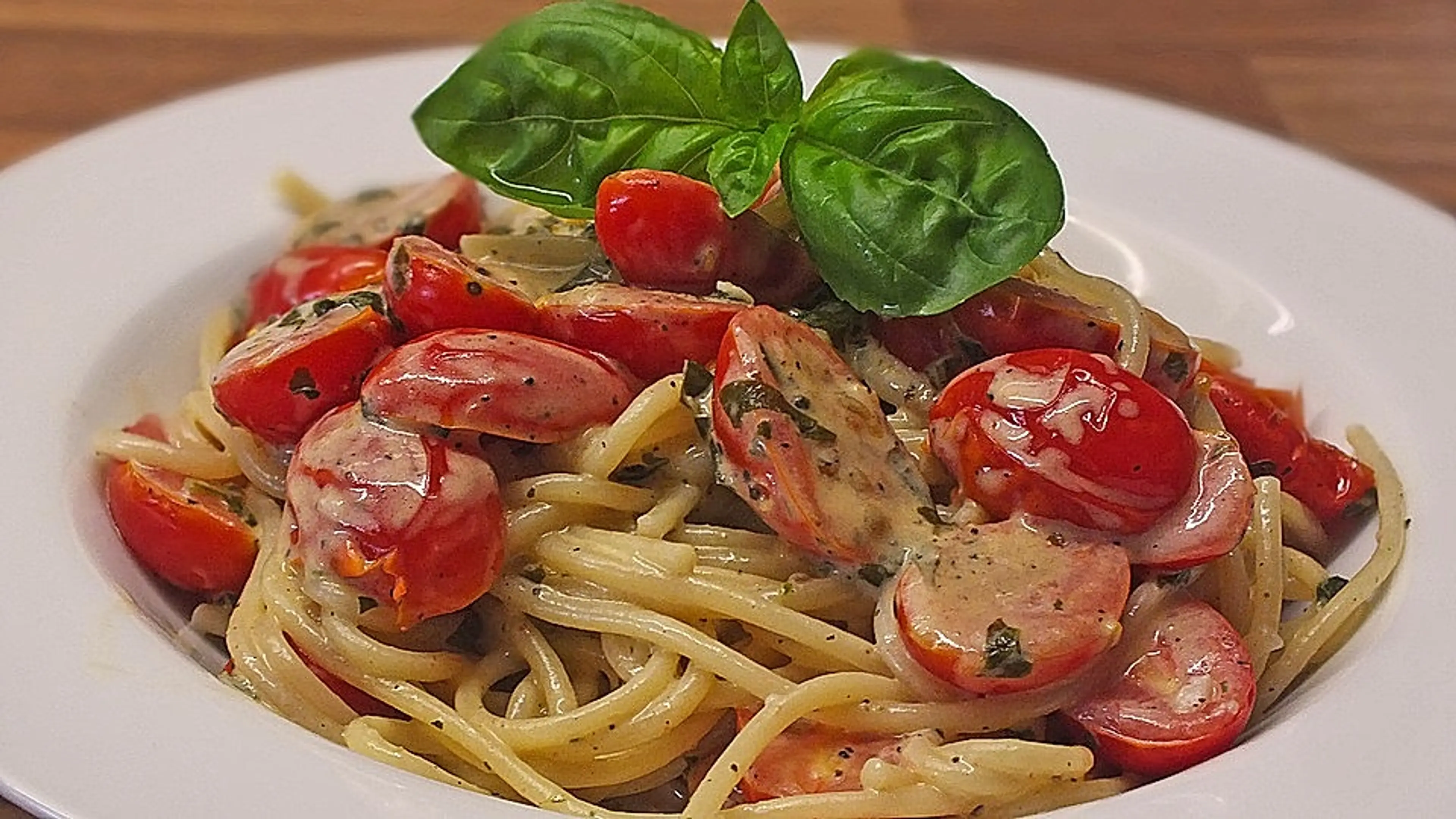 Nudeln mit marinierten Cherrytomaten und Frischkäse