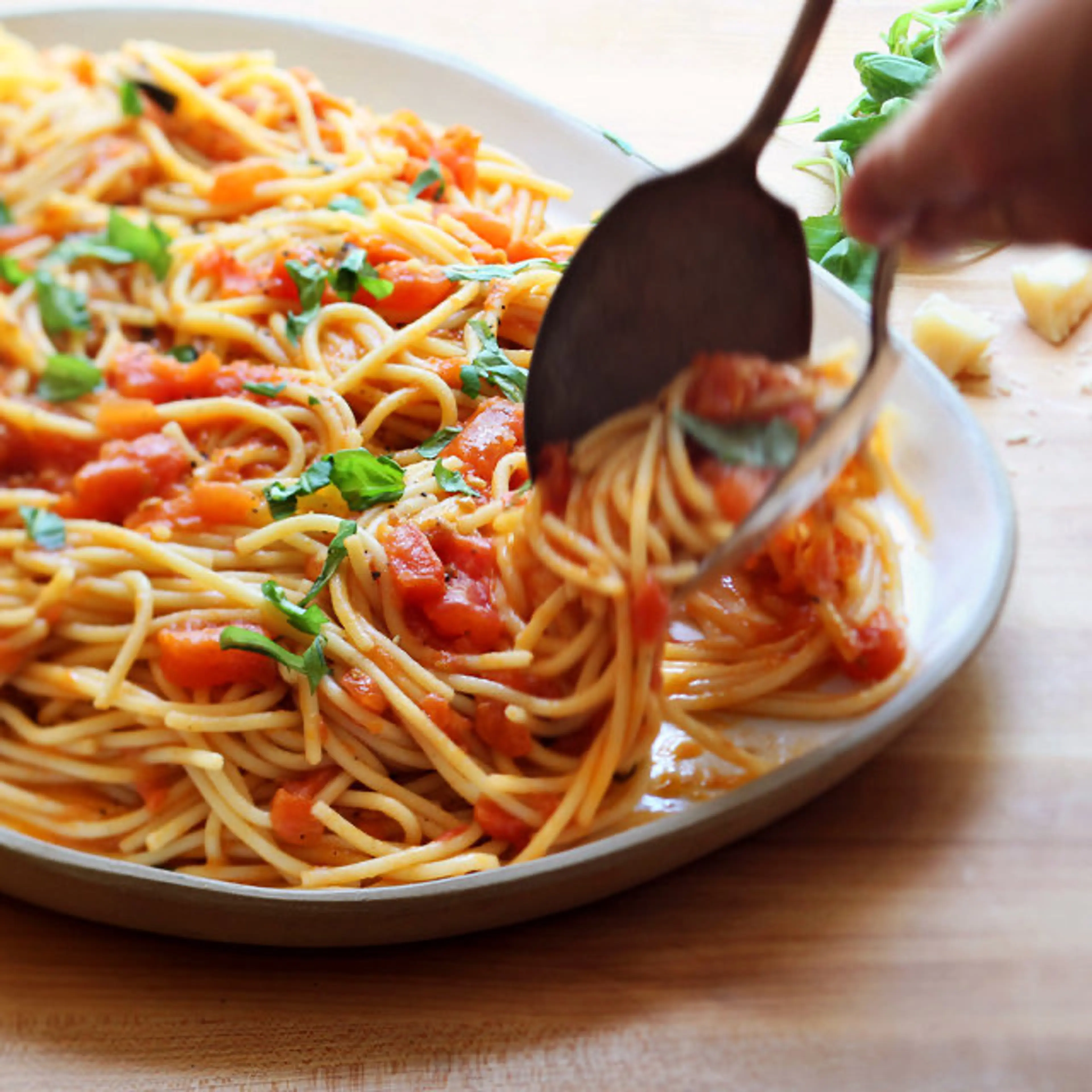 Spaghetti With Fresh Tomato and Basil Sauce