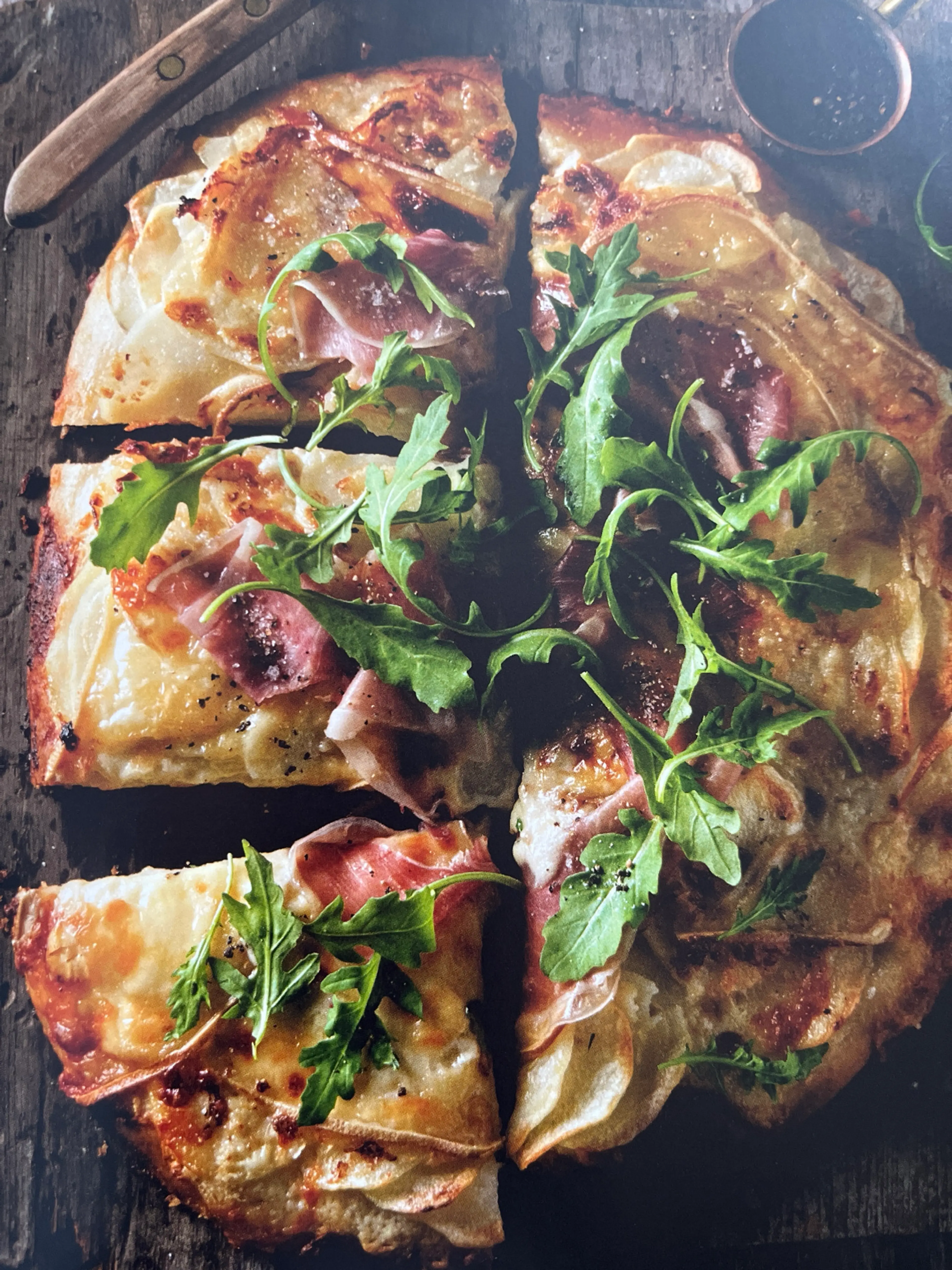 Pizza aux pommes de terre, crème à l’ail, fromage à raclette