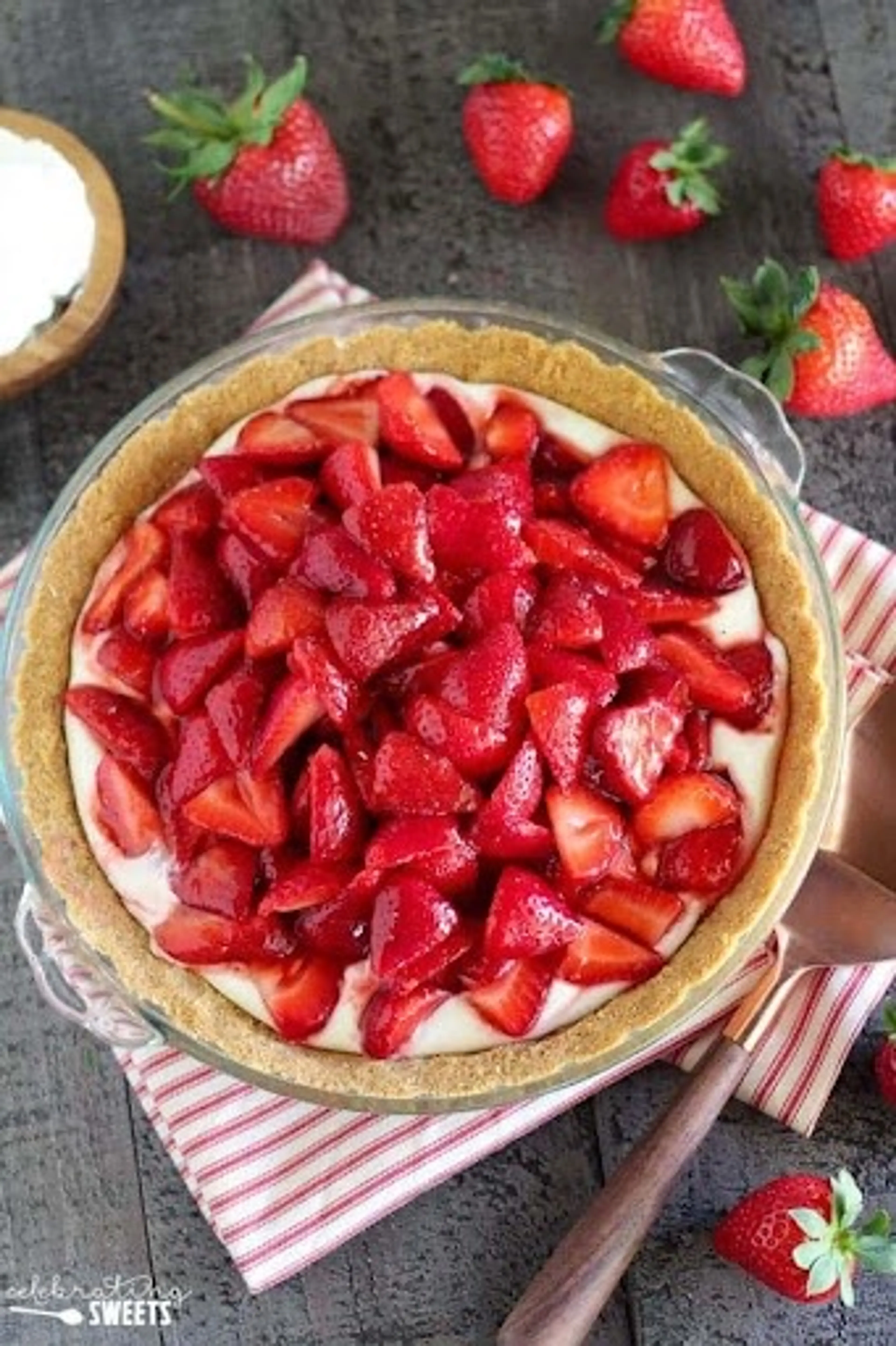 No-Bake Fresh Strawberry Cream Cheese Pie