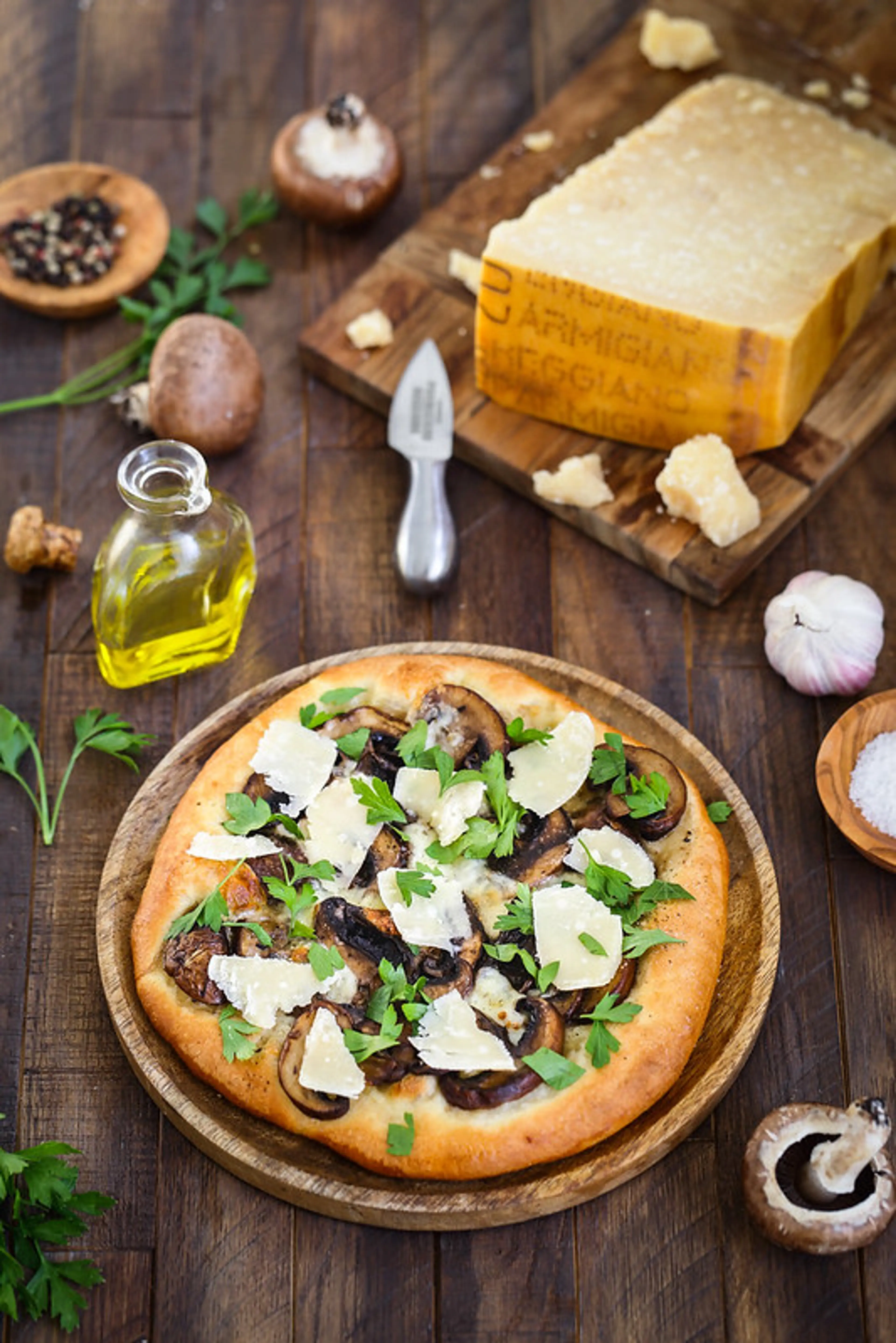 Pizza au champignons, mozzarella et copeaux de parmesan