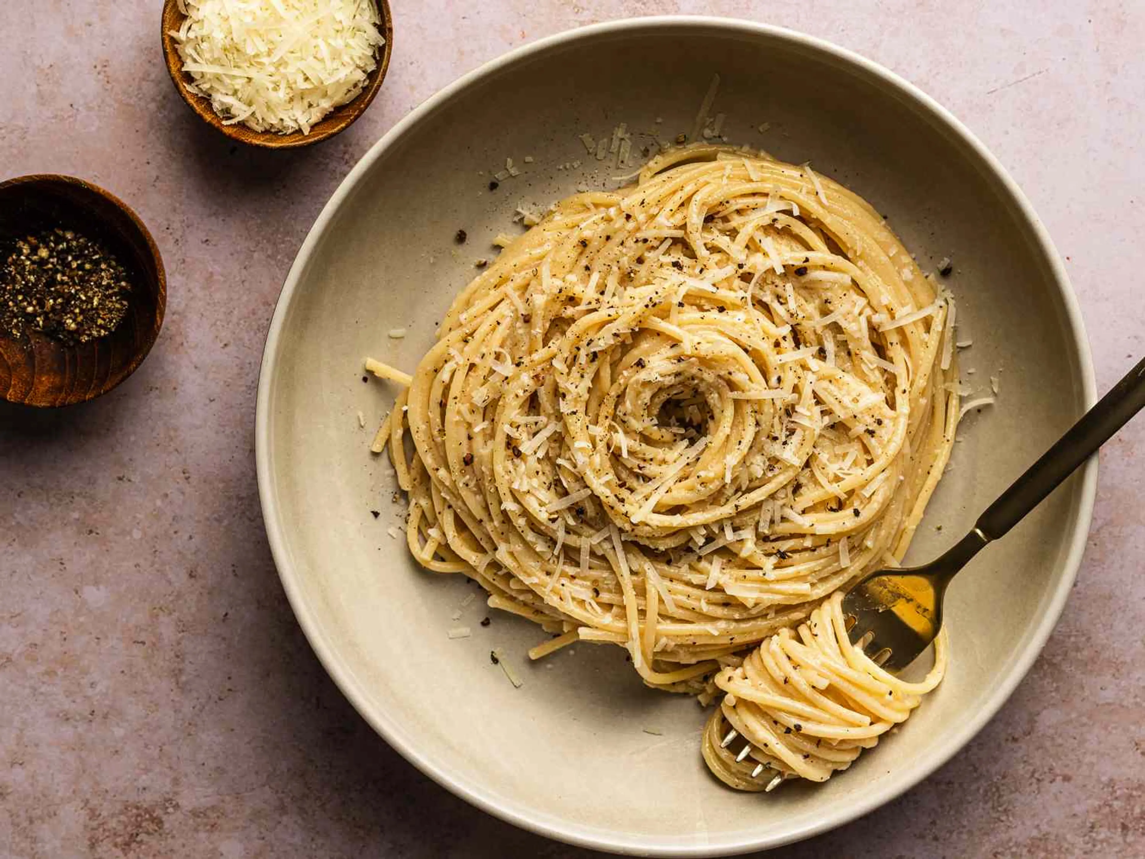 Cacio e Pepe (Spaghetti With Black Pepper and Pecorino Roman