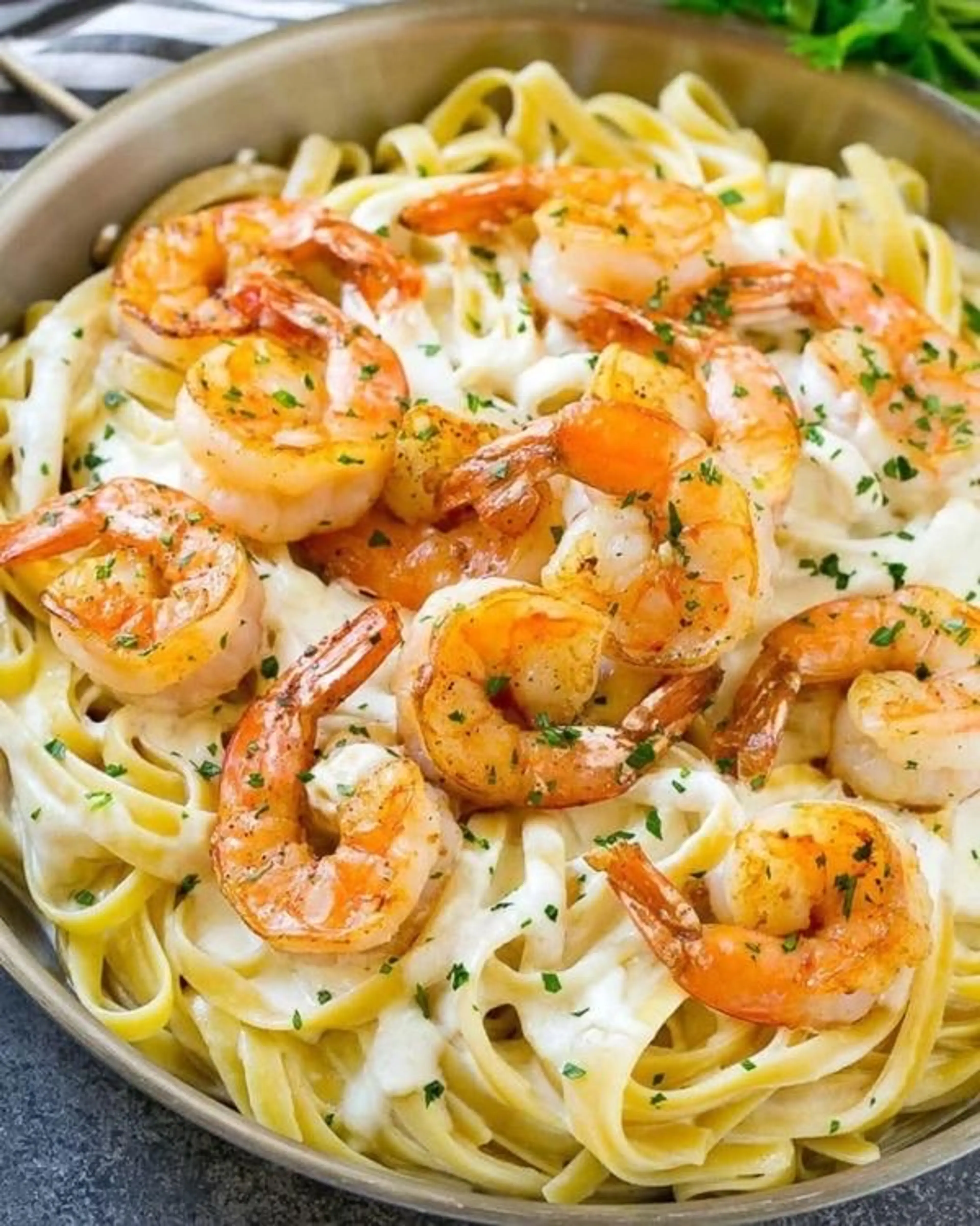 Creamy Garlic Butter Shrimp Alfredo: Easy 20-minute Recipe E