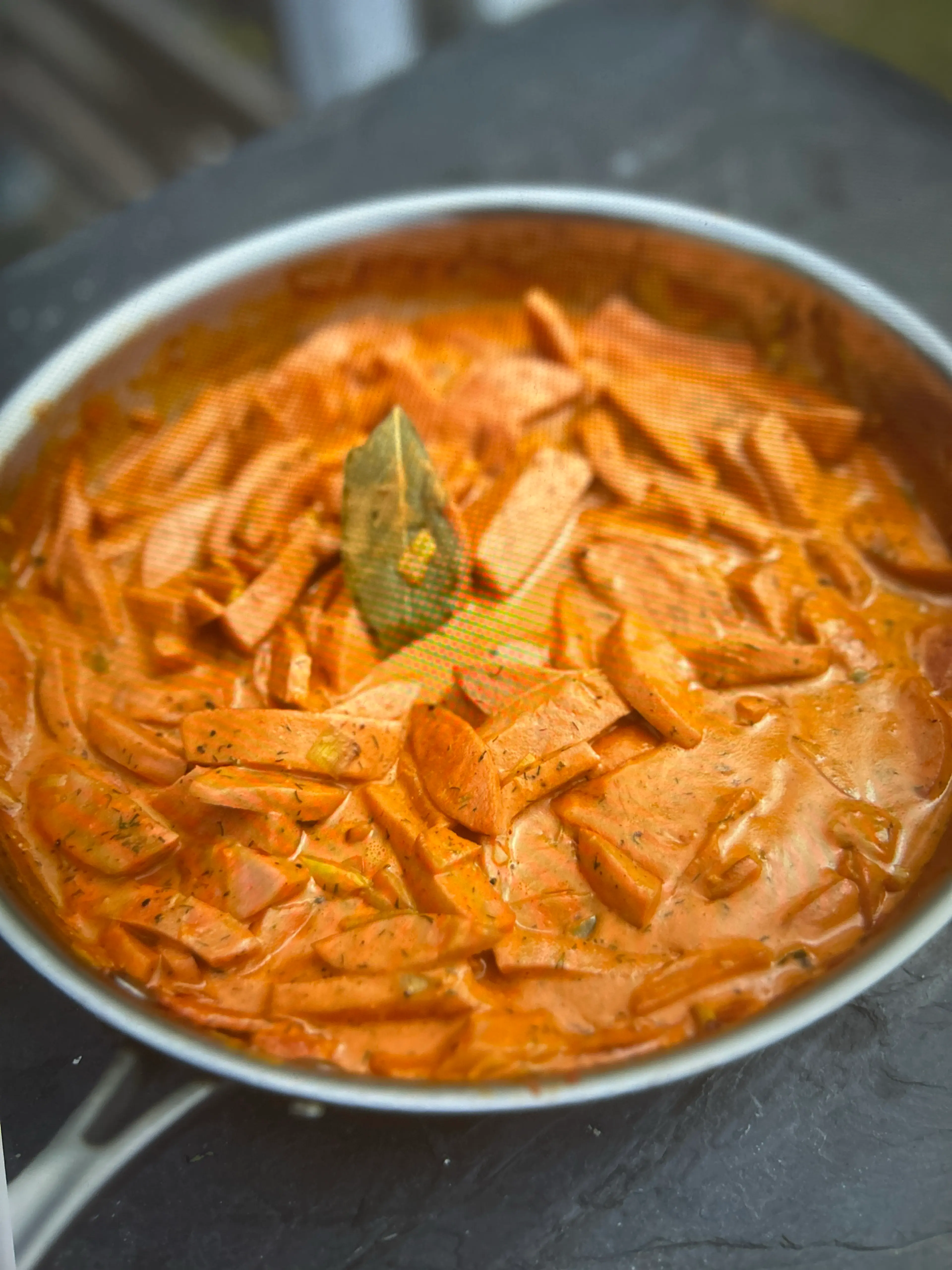 Korv Stroganoff med lagerblad och dill