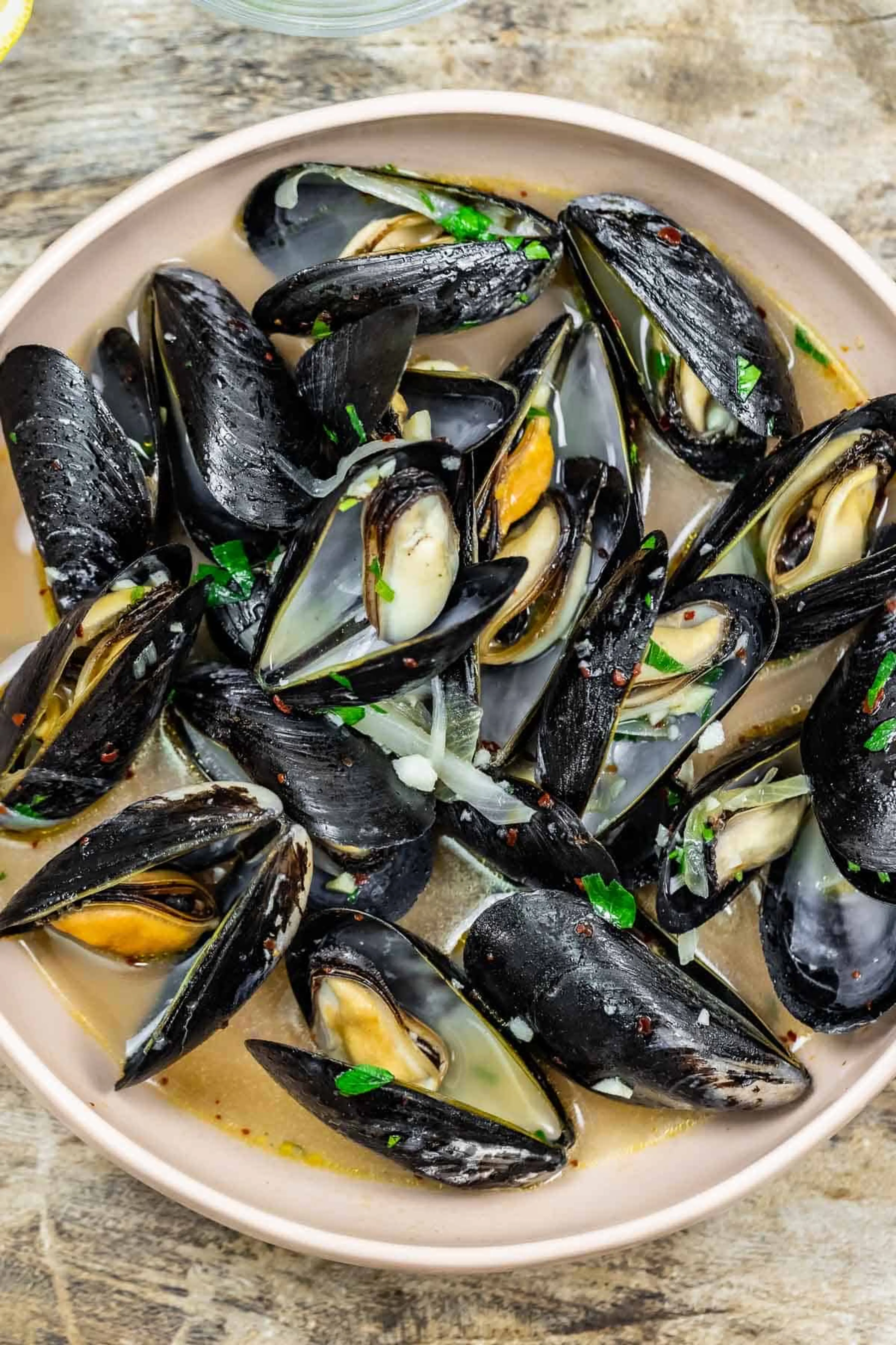 Steamed Mussels in Garlicky White Wine Broth